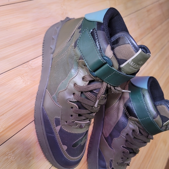 Valentino Garavani Rockstud Camo High-Top Sneaker, Army Green. - Picture 2 of 6